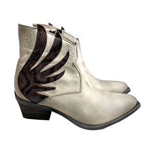 Casta DAI Leather Booties in Off White with brown Snakeskin trim wing, EU 41.